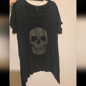 Hot Topic Black Skull Graphic Women's Top